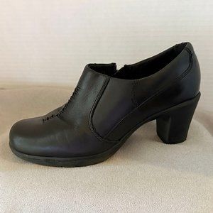 Clarks Bendables® low booties with side zipper and front stitch detail, Size 5